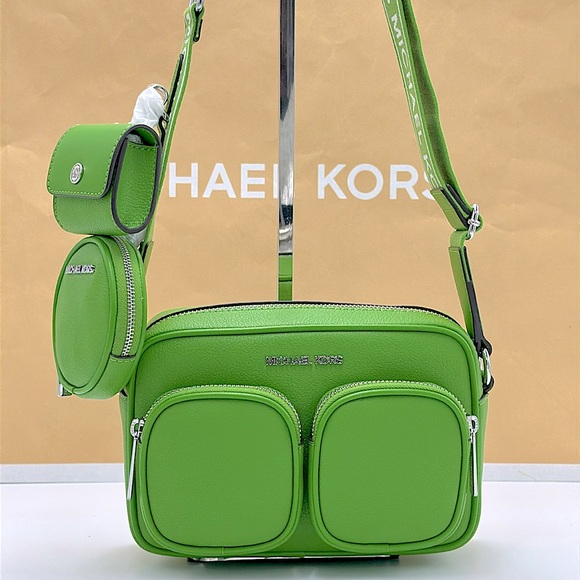 Michael Kors Jet Set Leather Medium
Crossbody Bag with Case for Apple
Airpods Pr - Picture 3 of 16